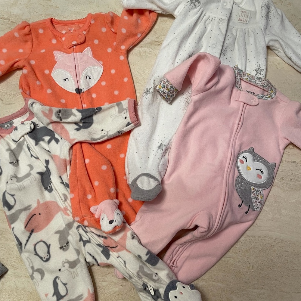 Pre-used. Pristine condition. Cozy baby jammies from Carter’s 3M BUNDLE